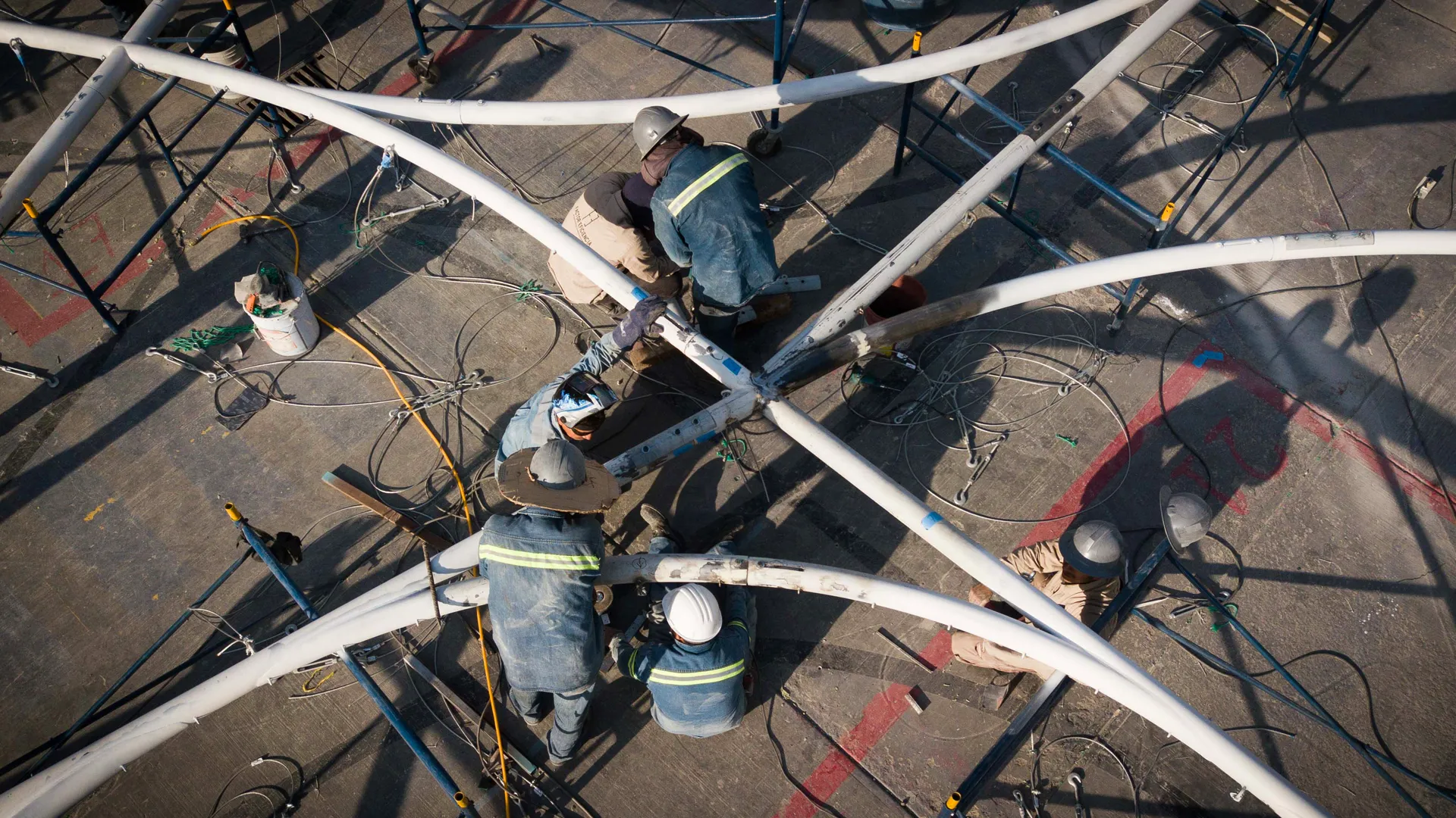 Coordinación de instalaciones MEP y sistemas electromecánicos en obra comercial de Vanark.